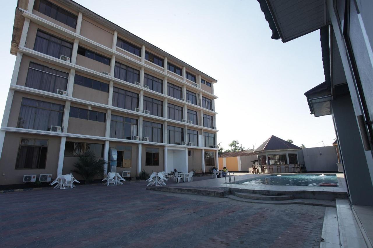 Hotreef Airport Hotel Дар-эс-Саламе Экстерьер фото