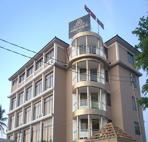 Hotreef Airport Hotel Дар-эс-Саламе Экстерьер фото